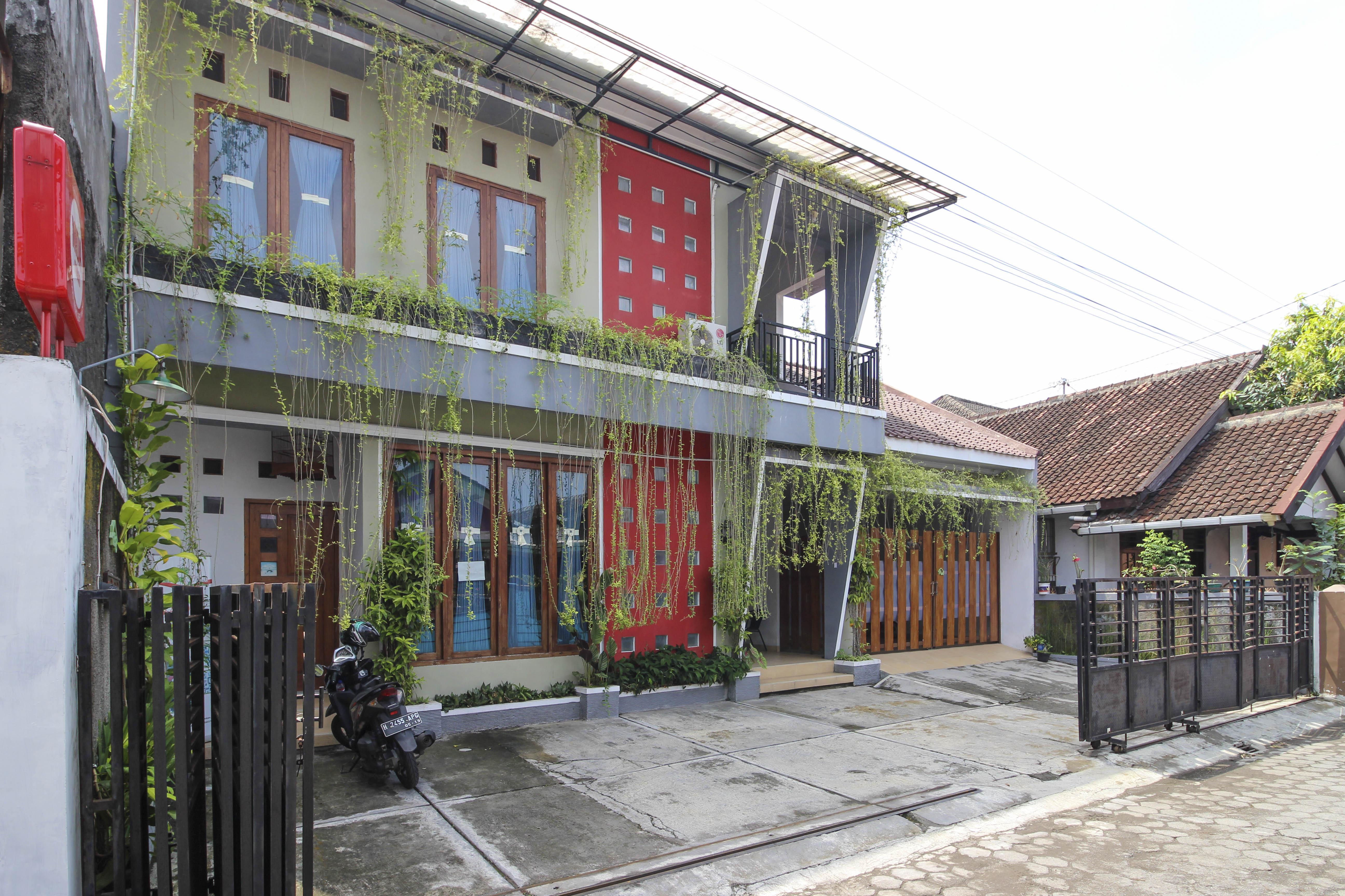 เรดดอร์ซ เนียร์ ฮาร์โตโนมอลล์ Hotel Kejayan ภายนอก รูปภาพ