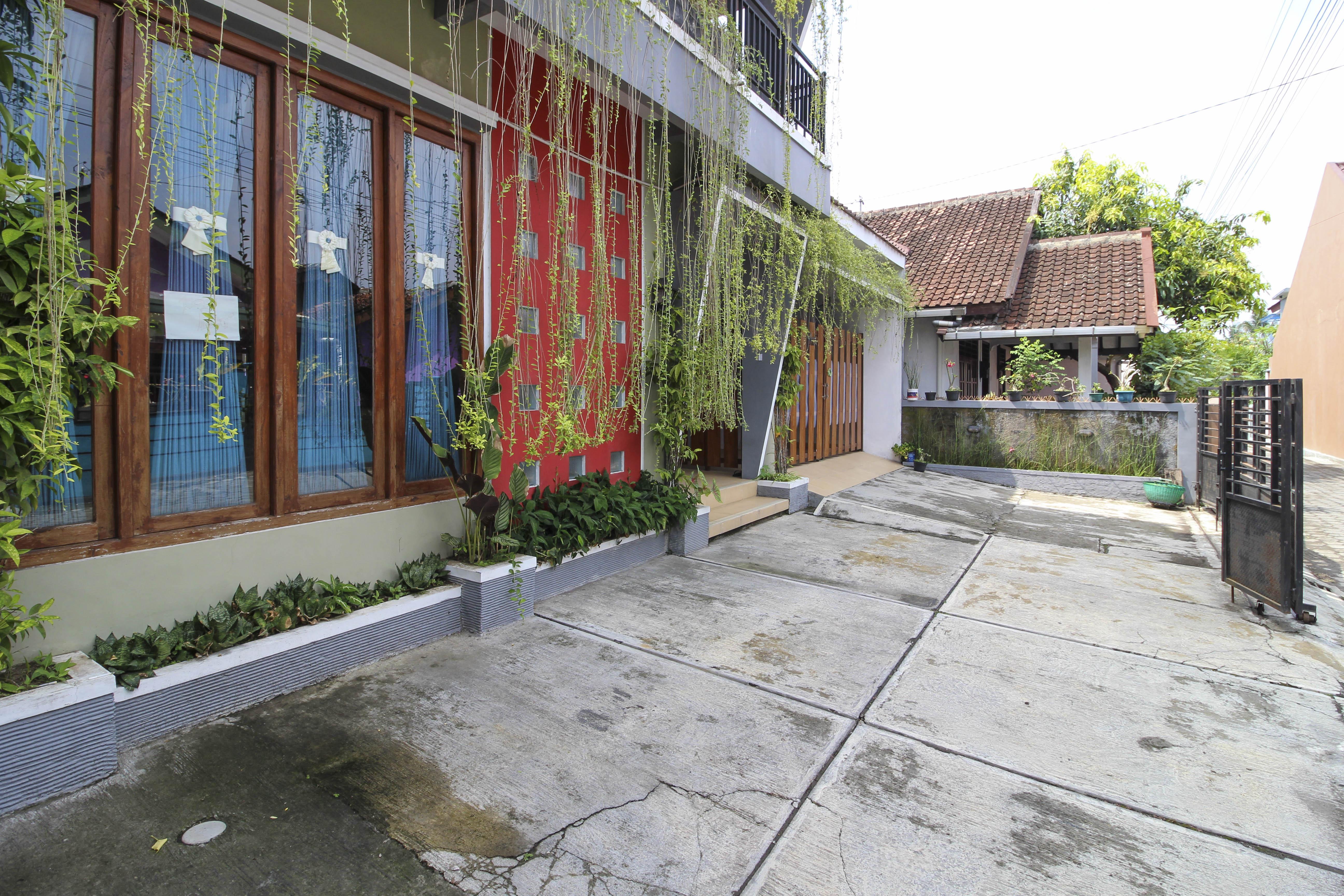 เรดดอร์ซ เนียร์ ฮาร์โตโนมอลล์ Hotel Kejayan ภายนอก รูปภาพ